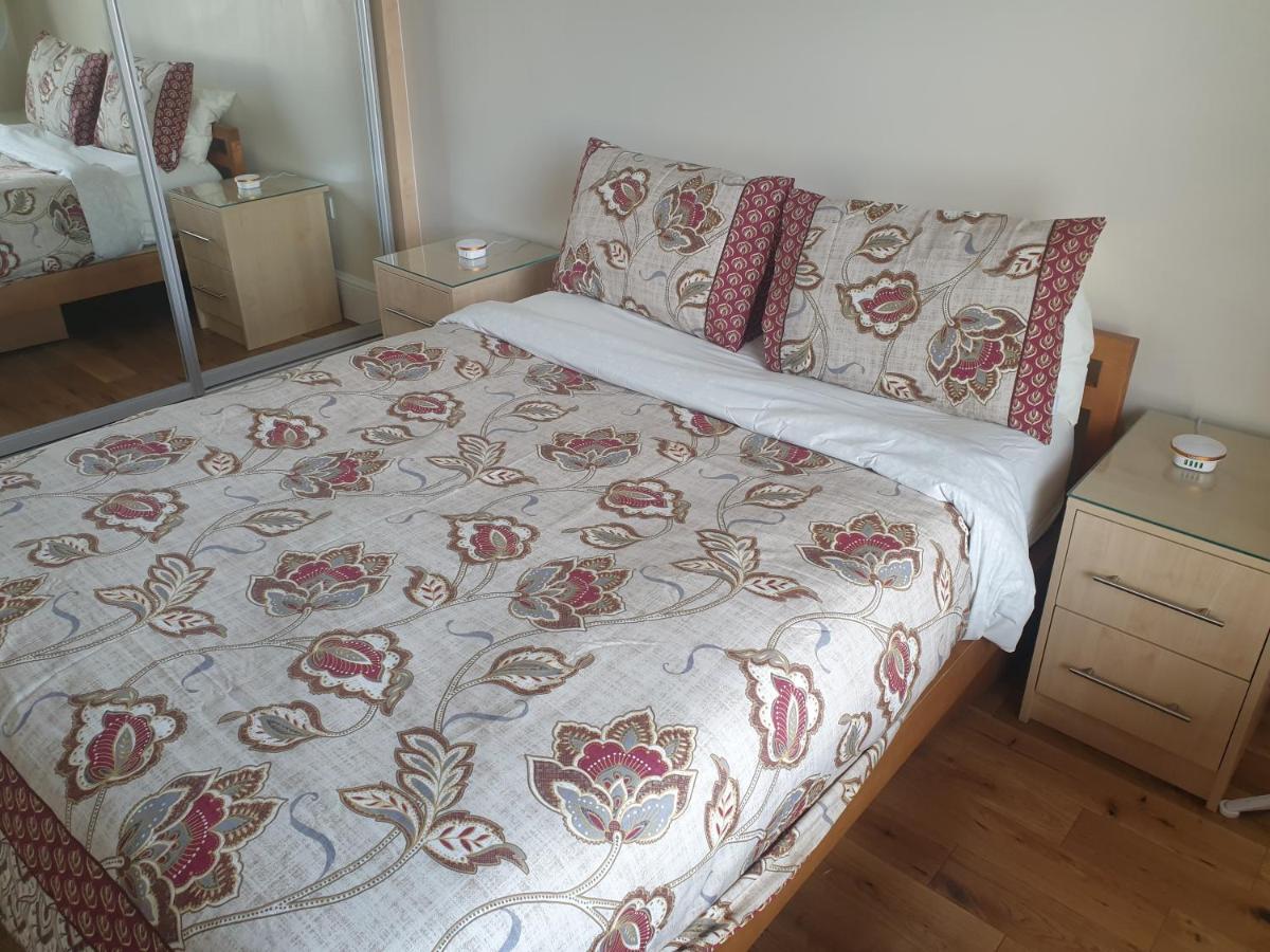 London Luxury 2 Bedroom Flat 5Min Walk From Overground, With Free Wifi, Free Parking-Sleeps X6 Ilford Kültér fotó