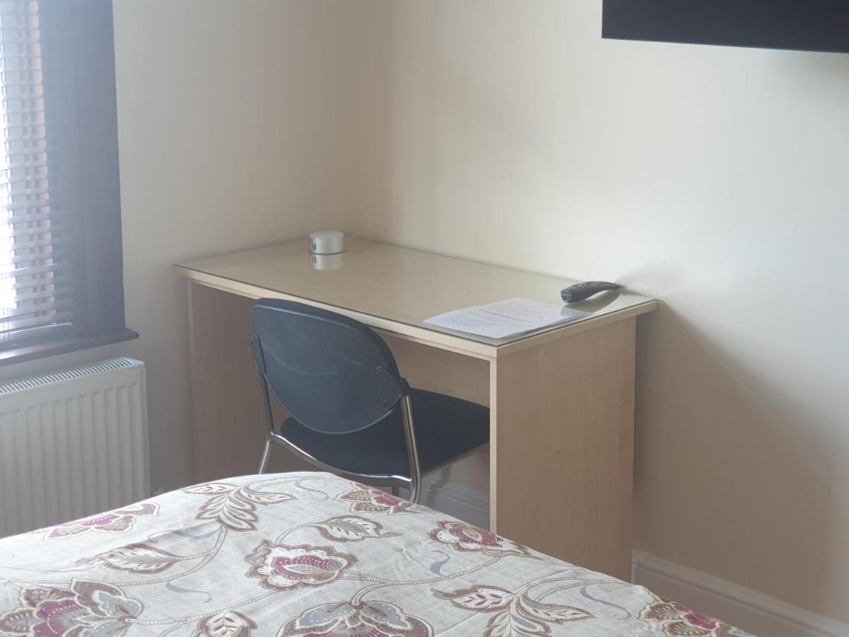 London Luxury 2 Bedroom Flat 5Min Walk From Overground, With Free Wifi, Free Parking-Sleeps X6 Ilford Kültér fotó