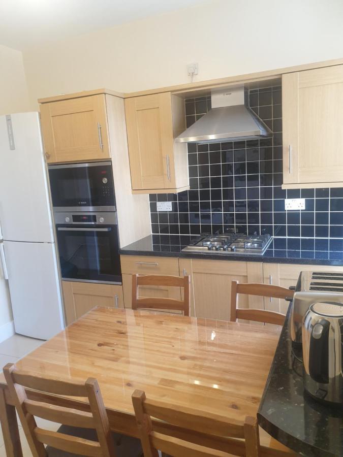 London Luxury 2 Bedroom Flat 5Min Walk From Overground, With Free Wifi, Free Parking-Sleeps X6 Ilford Kültér fotó