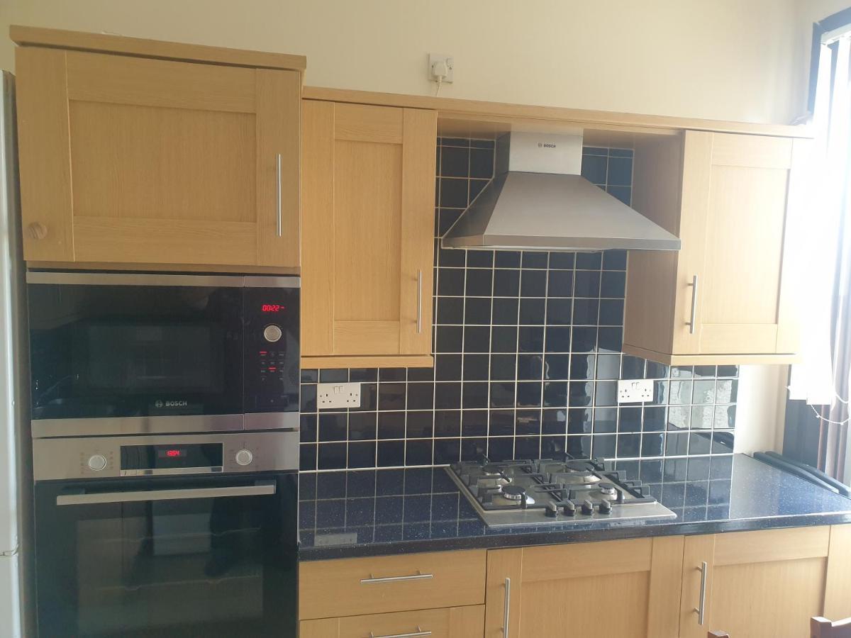 London Luxury 2 Bedroom Flat 5Min Walk From Overground, With Free Wifi, Free Parking-Sleeps X6 Ilford Kültér fotó