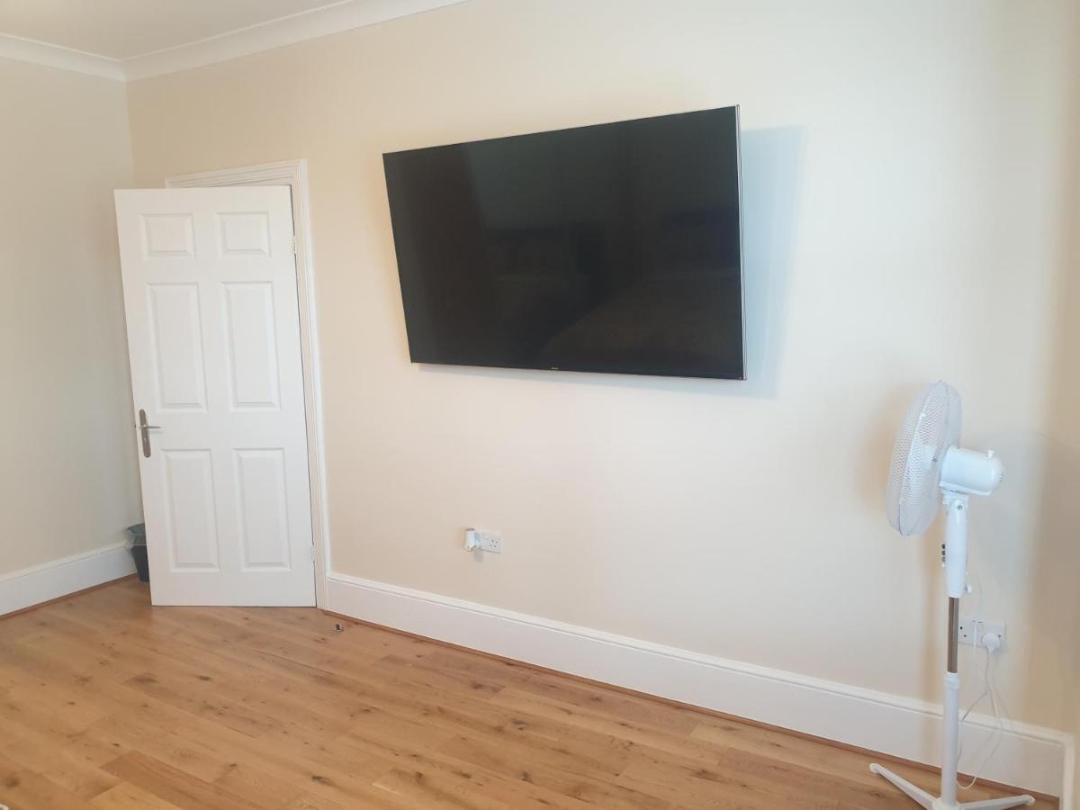 London Luxury 2 Bedroom Flat 5Min Walk From Overground, With Free Wifi, Free Parking-Sleeps X6 Ilford Kültér fotó