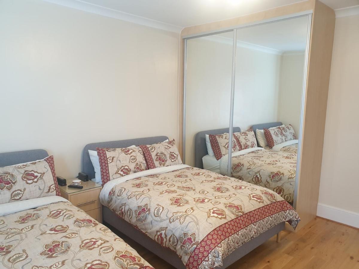 London Luxury 2 Bedroom Flat 5Min Walk From Overground, With Free Wifi, Free Parking-Sleeps X6 Ilford Kültér fotó