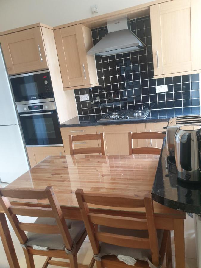 London Luxury 2 Bedroom Flat 5Min Walk From Overground, With Free Wifi, Free Parking-Sleeps X6 Ilford Kültér fotó